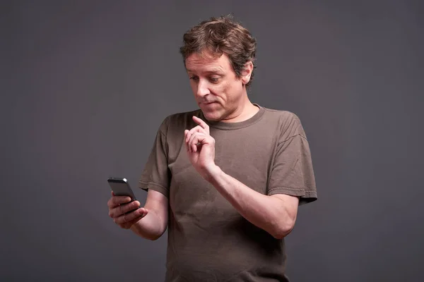 Homem com um smartphone — Fotografia de Stock